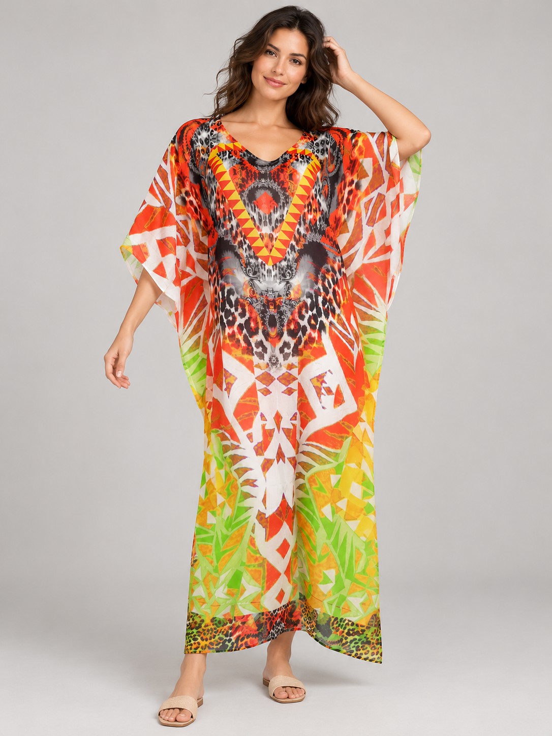 Oranžovo-zelená geometrická potlač maxi plážový kaftan, ktorý nosí modelka, KK Fashion Exports