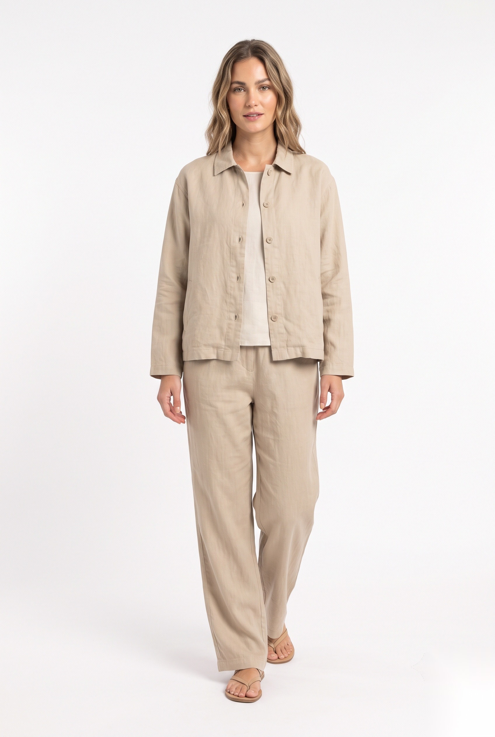 Boxig linnejacka med matchande byxor, i enfärgad sandbeige.