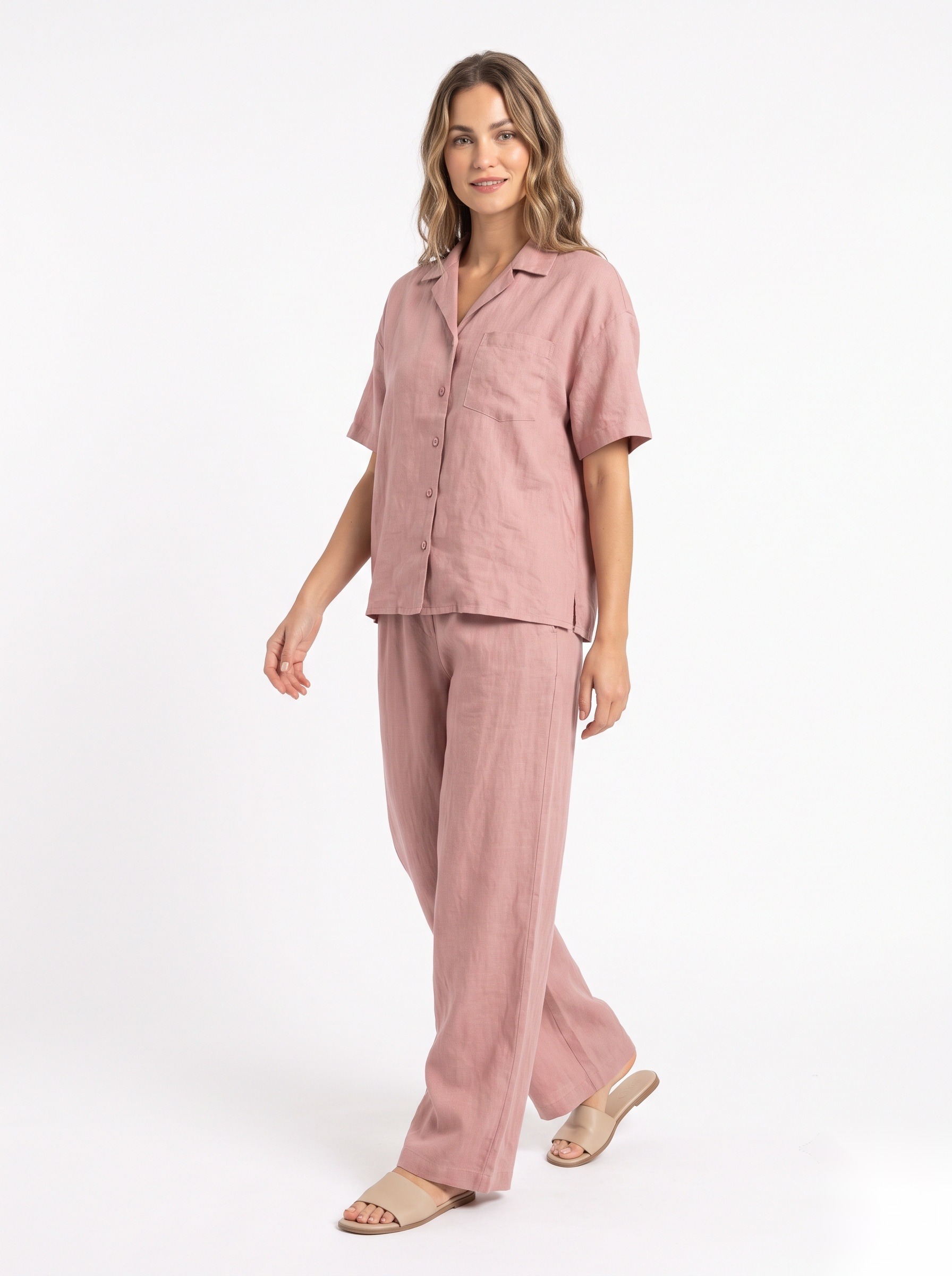 Kortärmad linneskjorta med matchande vida byxor, i enfärgad dovt rosa.