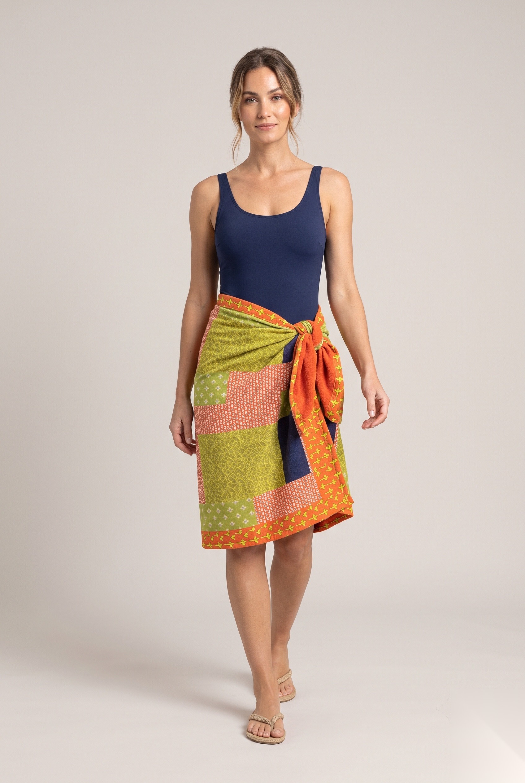 Khăn pareo in hình màu cam và chanh của người mẫu mặc, KK Fashion Exports