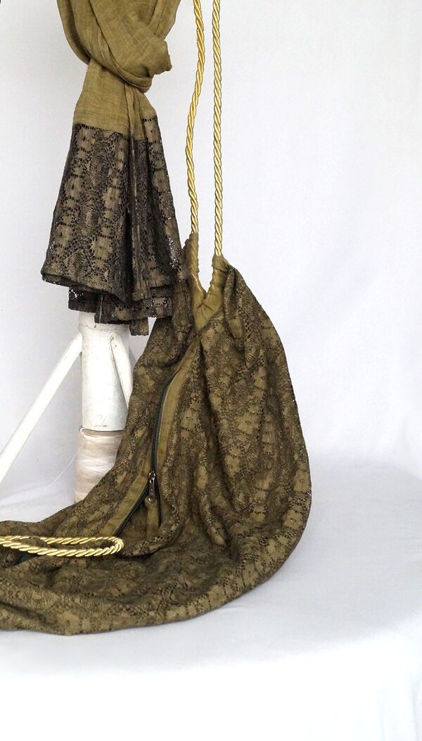Bananveske i jacquardnetting med matchende skjerf