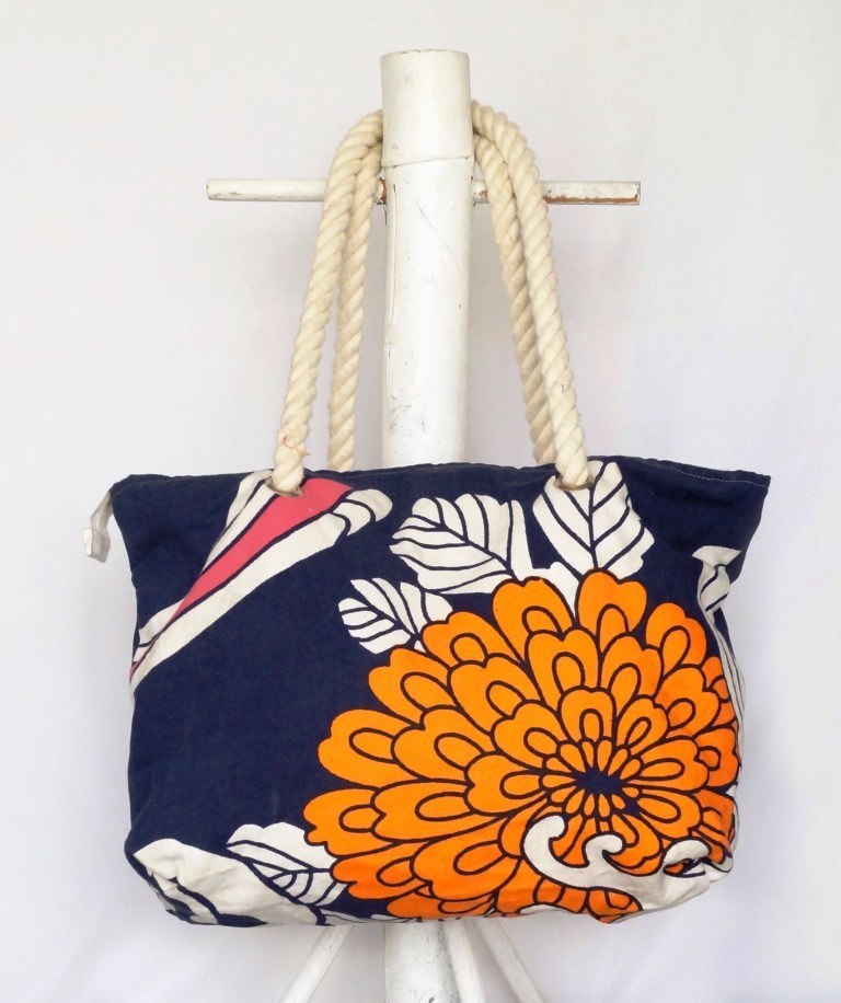 Floral print beach bag with rope handles