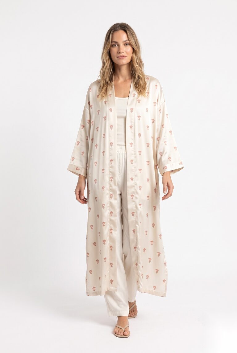 Lang, åpen kimono i sateng med trykk av spredte, små blomsterkvister.