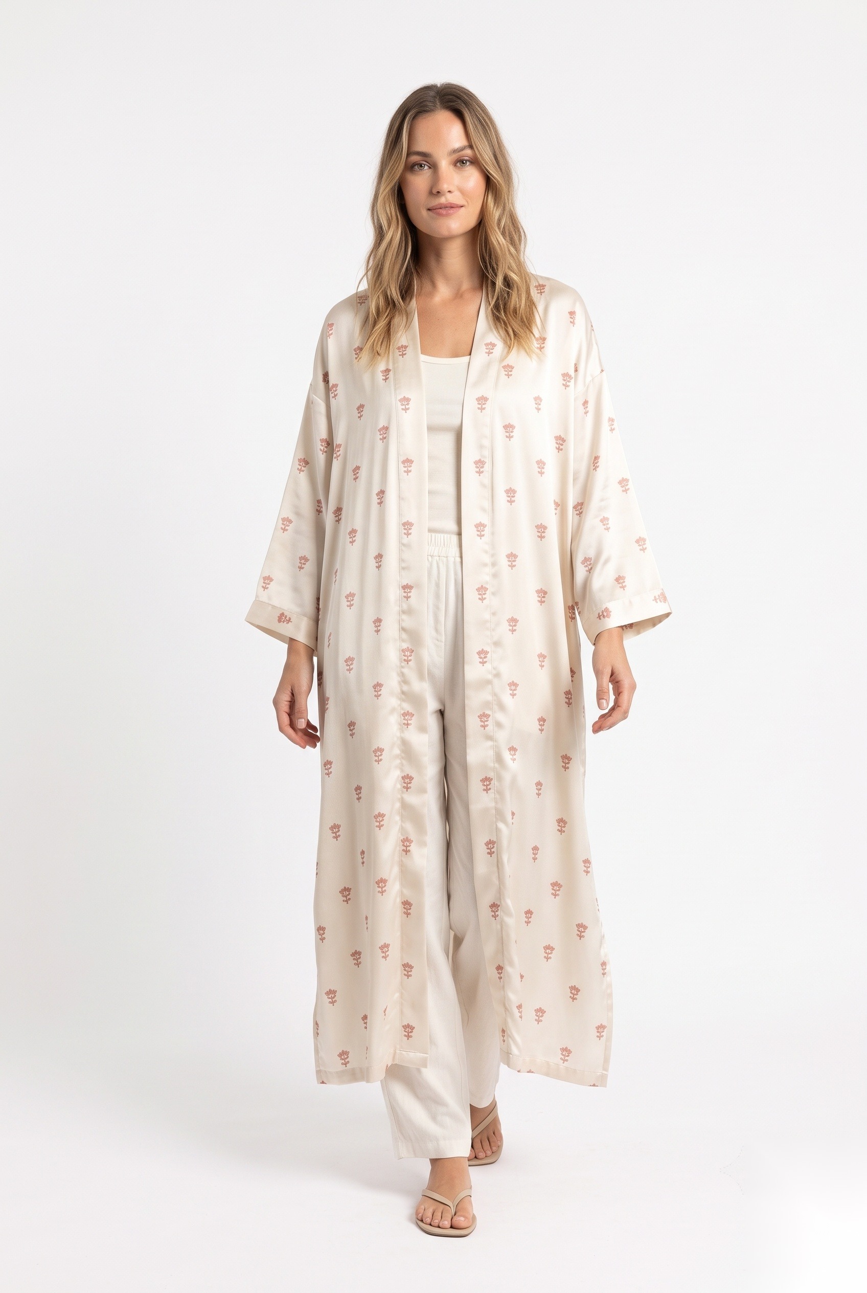 Lång duster-kimono i satin med spritt miniatyrblomstryck.