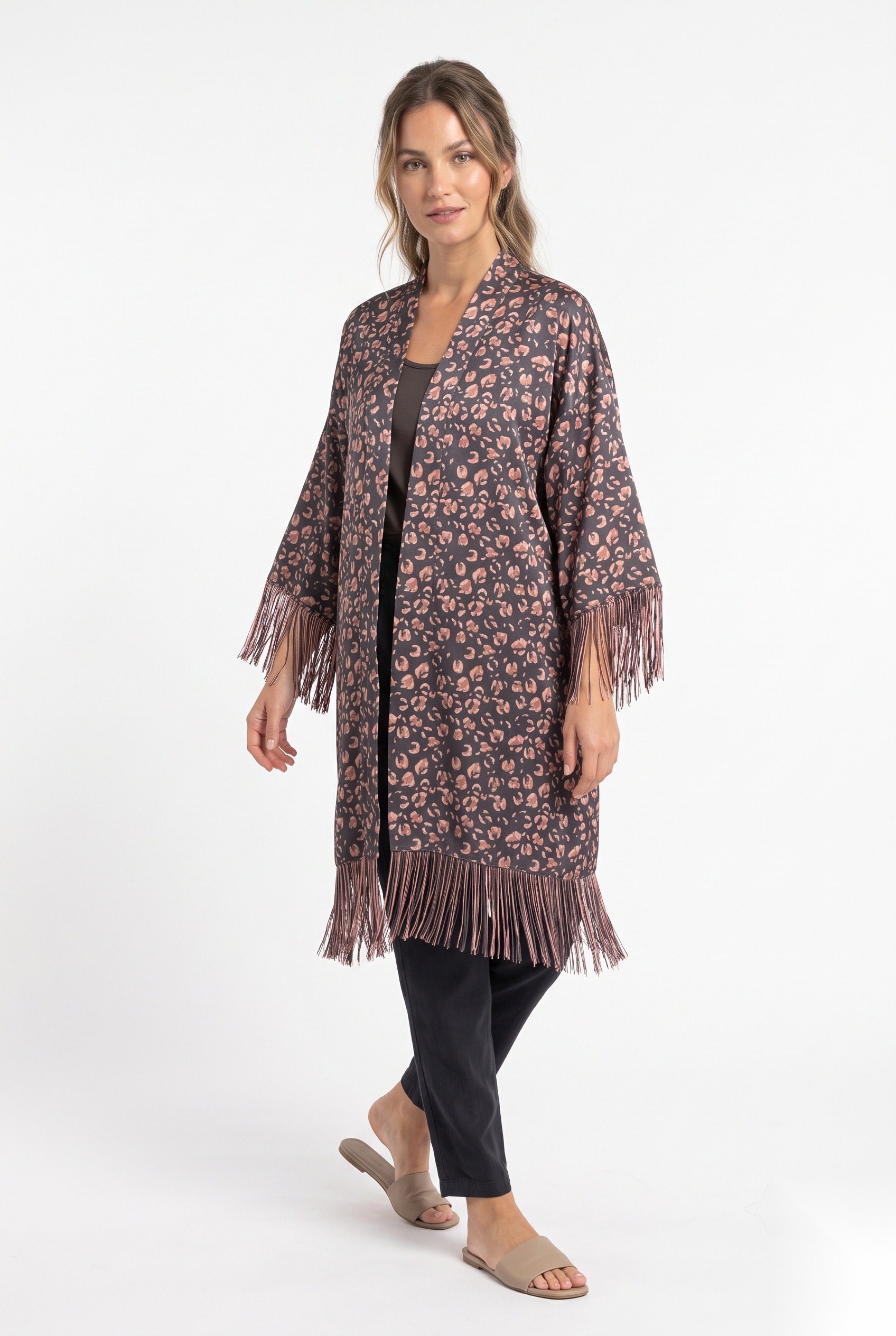 Kimono-jacka i satin med fransfåll i ett tätt mikromönstrat flerkronbladig blommigt kalikåtryck.