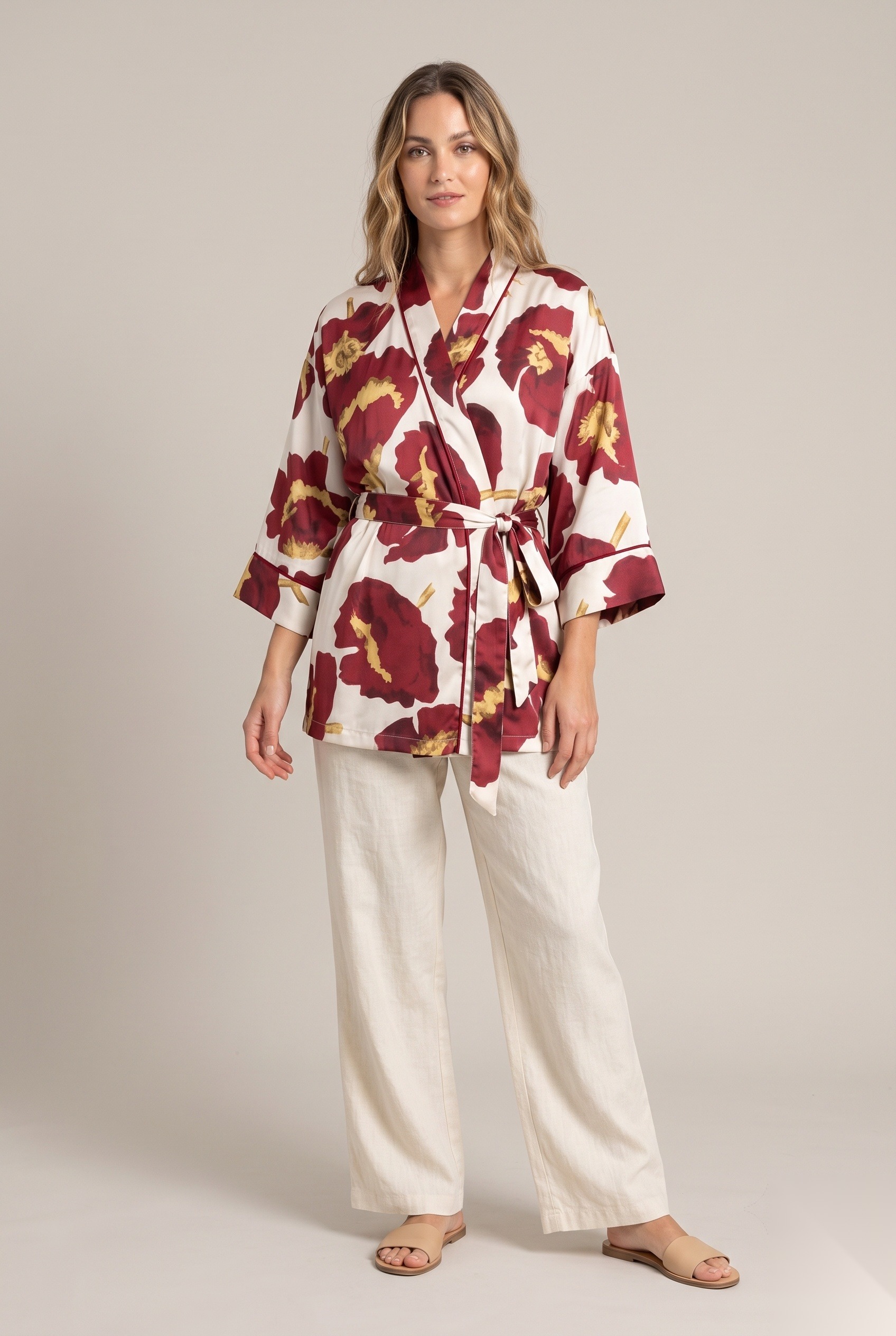 Hoftlång kimono i satin med kontrastpasspoal i ett tryck med överdimensionerade, djärva blommor med vågiga kronbladskanter.