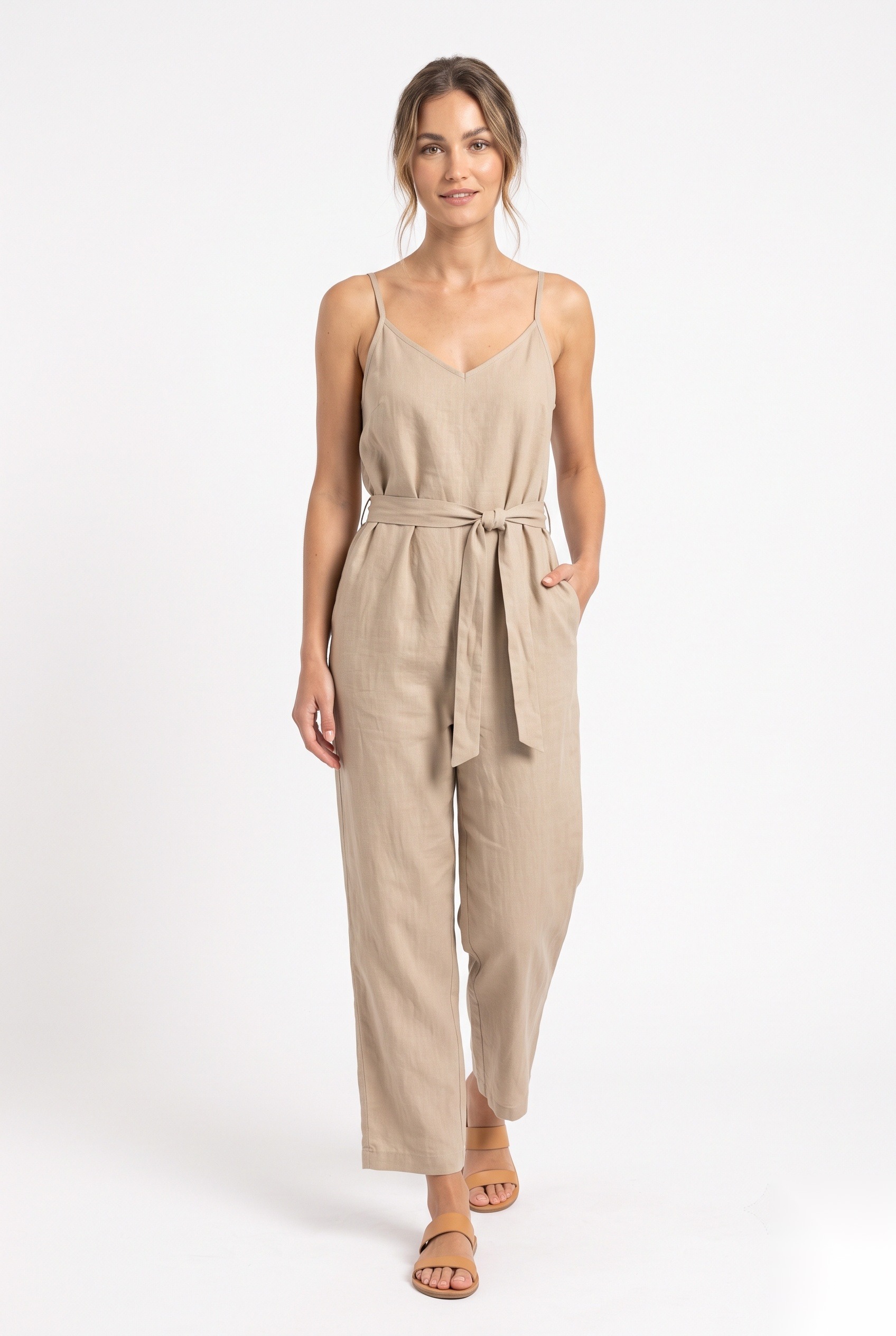 Linen strappy jumpsuit with a tie waist, i ensfarget sandbeige.