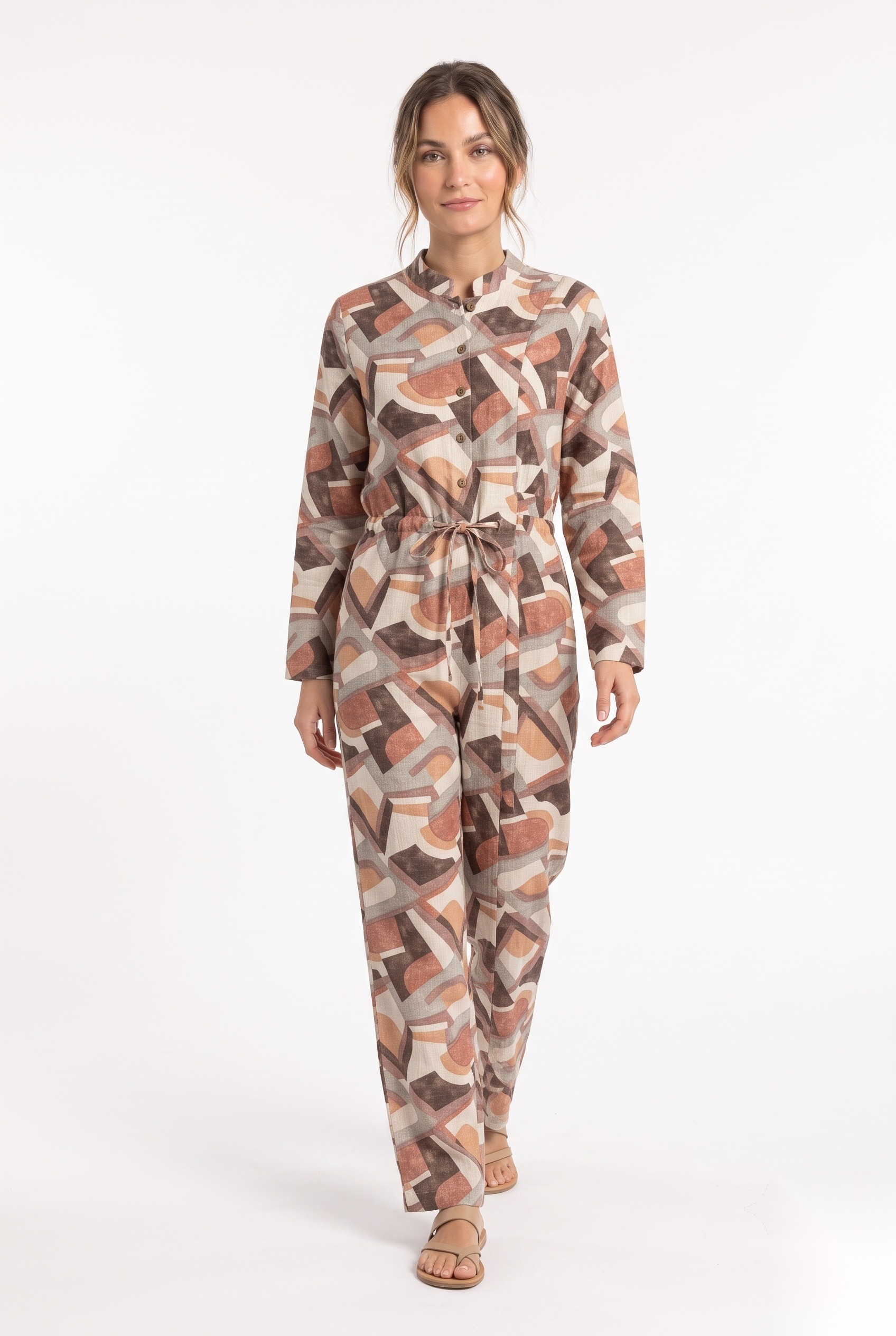 Linen button-front jumpsuit in a large all-over dense interlocking geometric blocks, trinnformede trekanter, og buede kileformer.