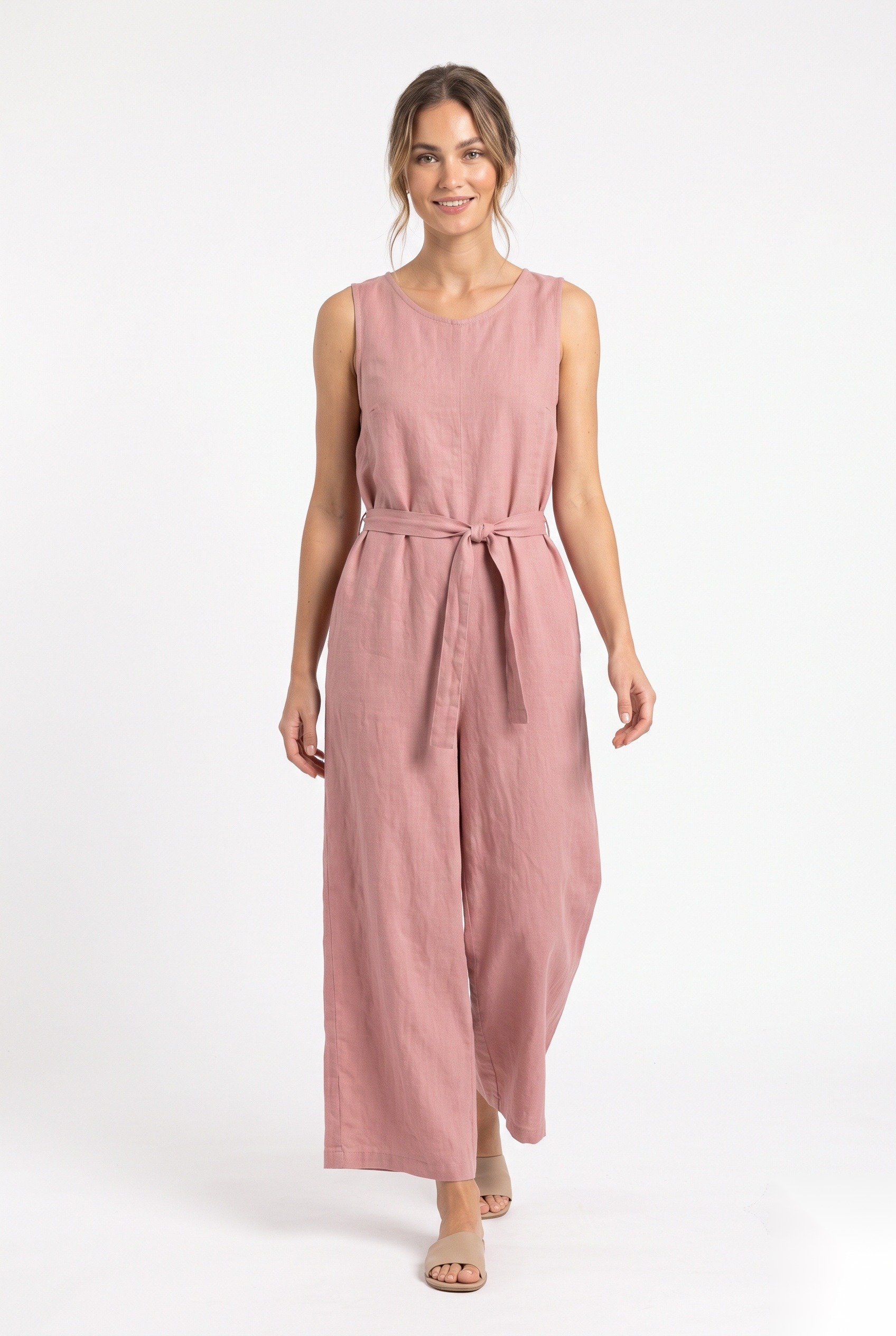 Ermeløs jumpsuit i lin med vide ben, i ensfarget støvrosa.