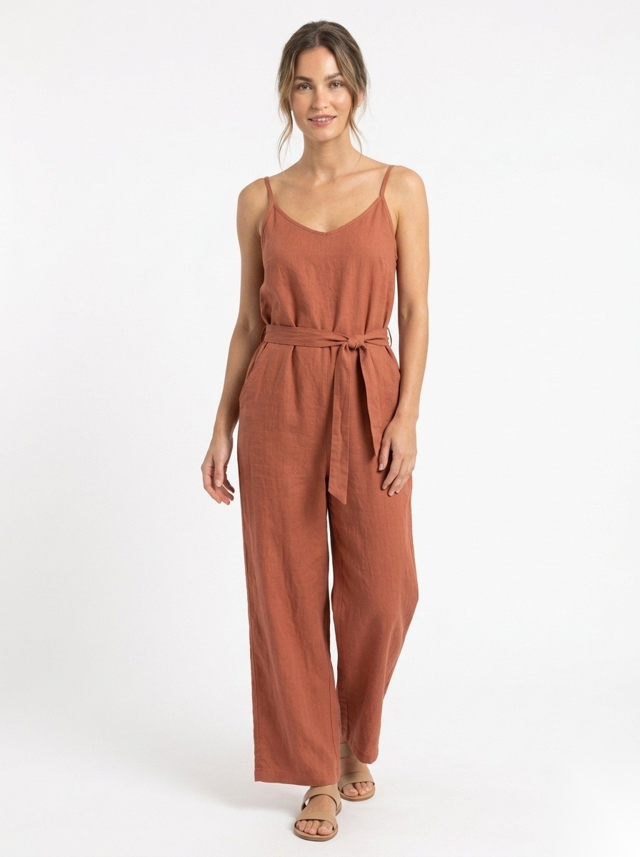 Linen strappy jumpsuit with a tie waist, i ensfarget terrakotta.