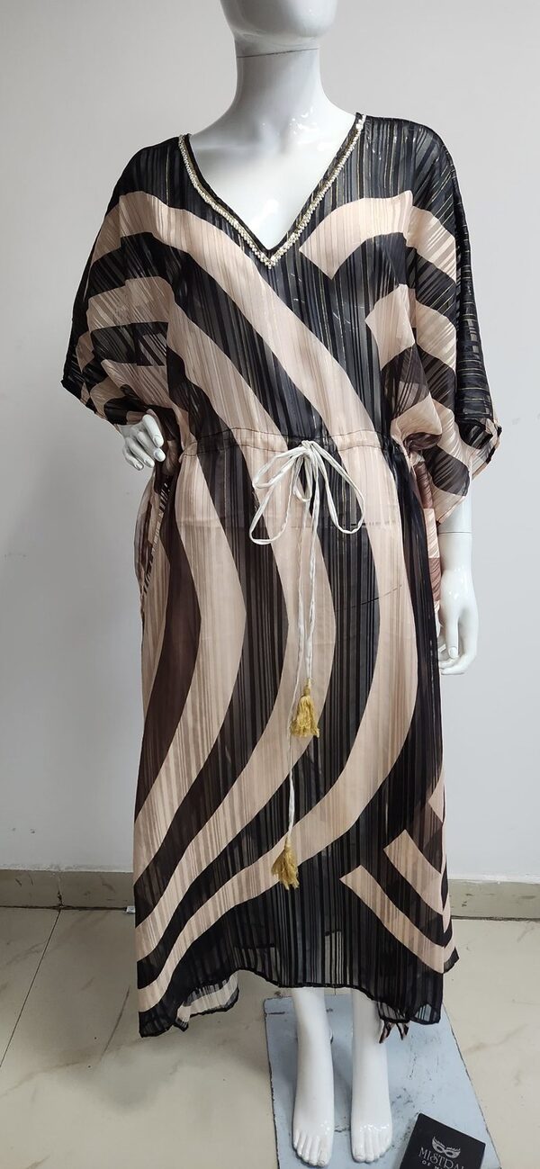 Svart och beigestreckad lång kaftan på en docka