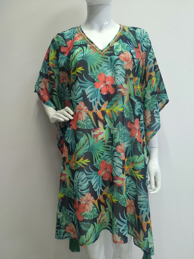Kaftan med tropiskt tryck på en skyltdocka
