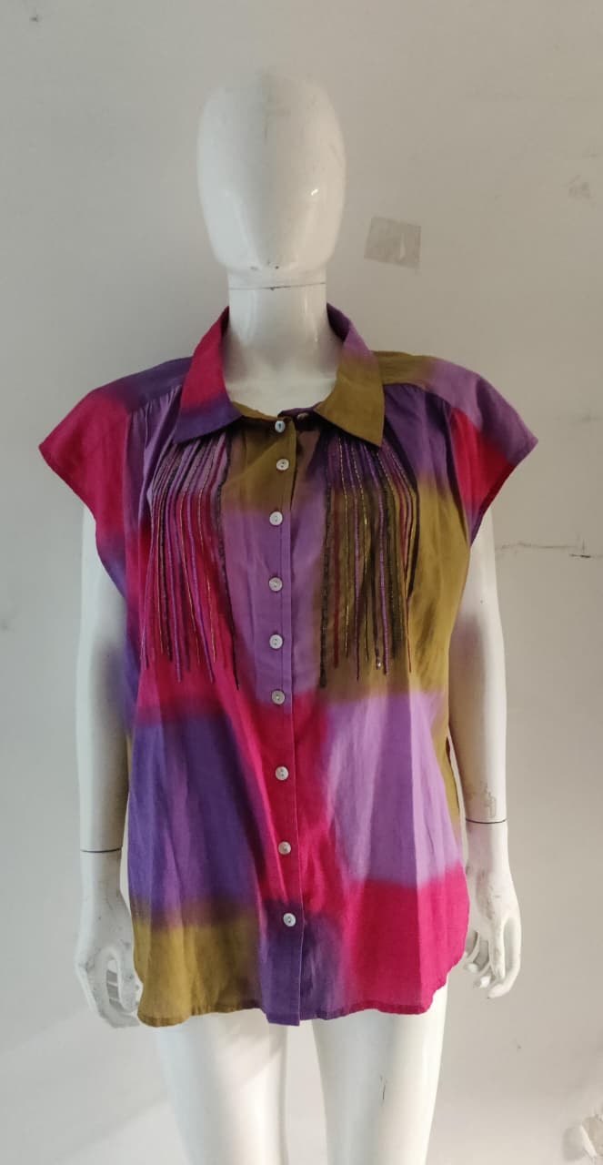 Flerfarget trykt topp på en mannequin