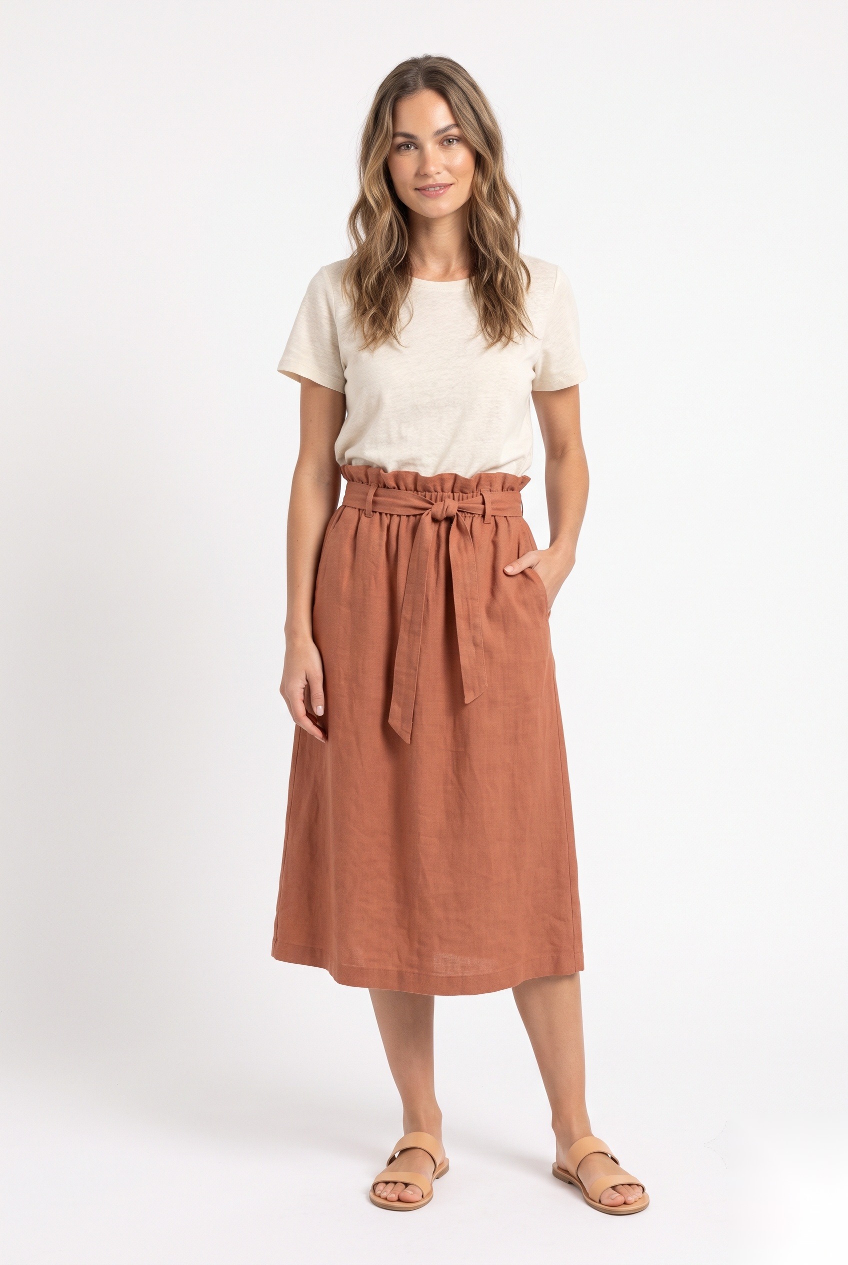 Linen paperbag-waist midi skirt, i ensfarget terrakotta.