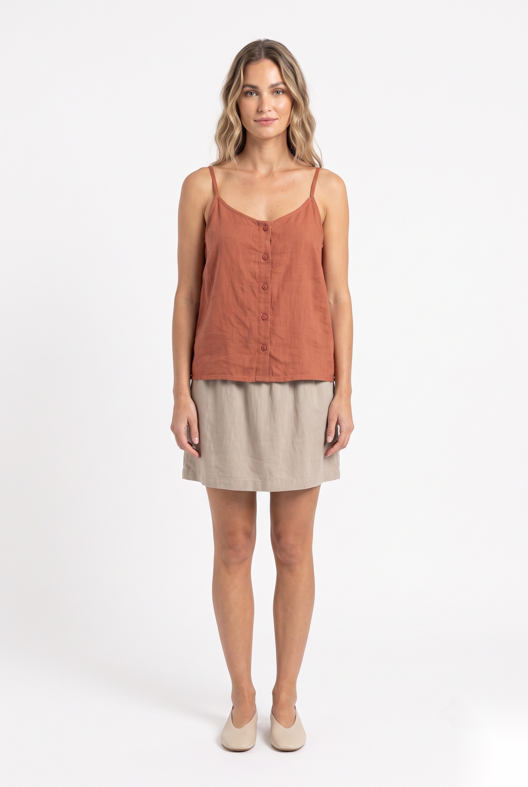 Linen button-front camisole top, i ensfarget terrakotta.