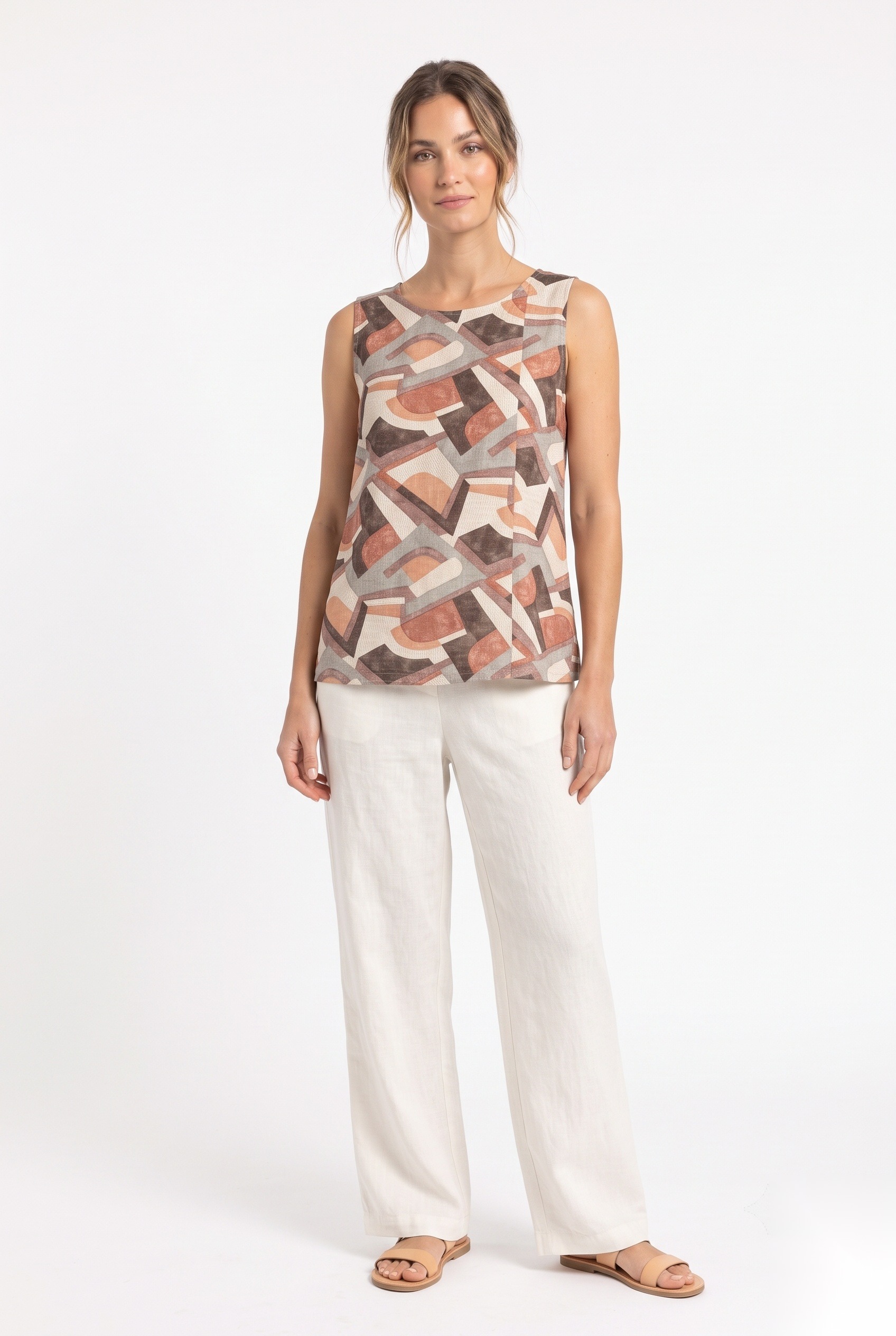 Linen sleeveless shell top with a round neck in a large all-over dense interlocking geometric blocks, trinnformede trekanter, og buede kileformer.