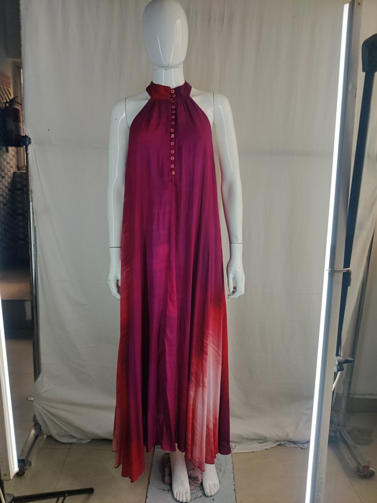 Magenta-til-rød ombré halterneck-maxikjole