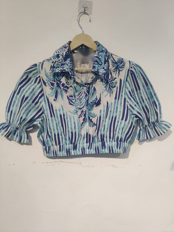 Blå og hvit trykt crop-top i bomullskrep med puffermer