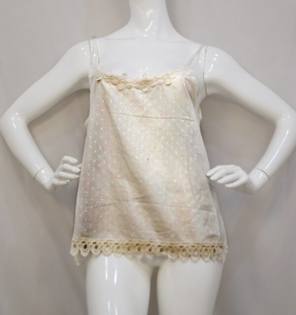 Elfenbenshvit bomullsjacquard-camisole med blonder på en mannekeng