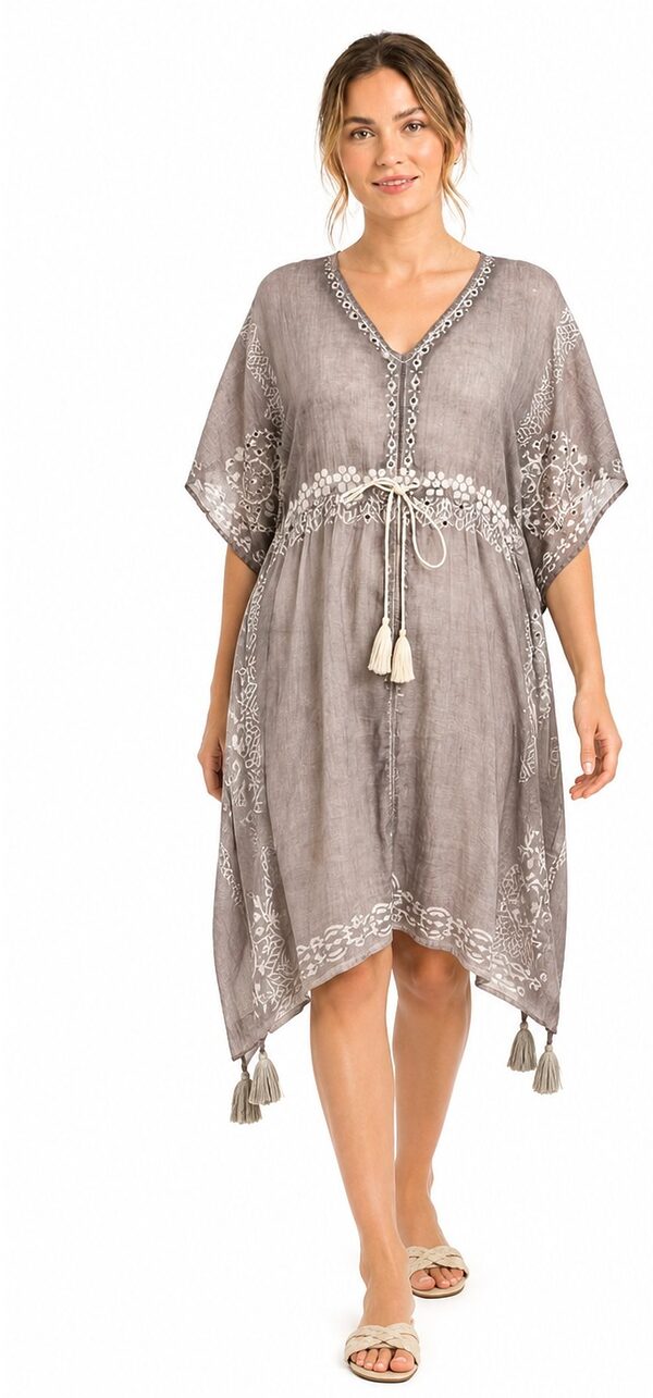 En grå knälång kaftan med vita etniska bårder, dragsko i midjan med tofsar, och delikat spegelbroderi.