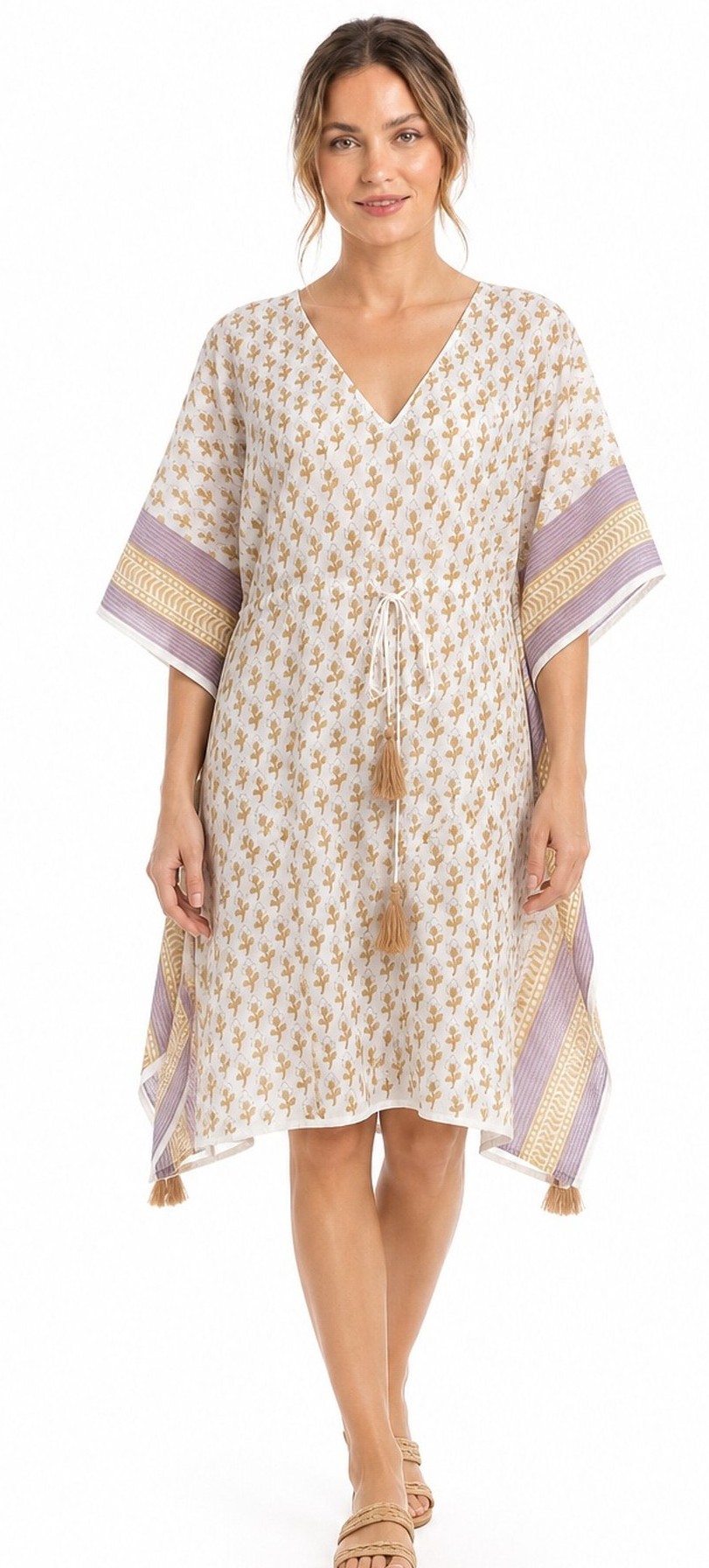 Luftig knelang kaftan med fine gullfargede blomsterkvister, subtile lilla kanter, og en justerbar midje med duskebånd.