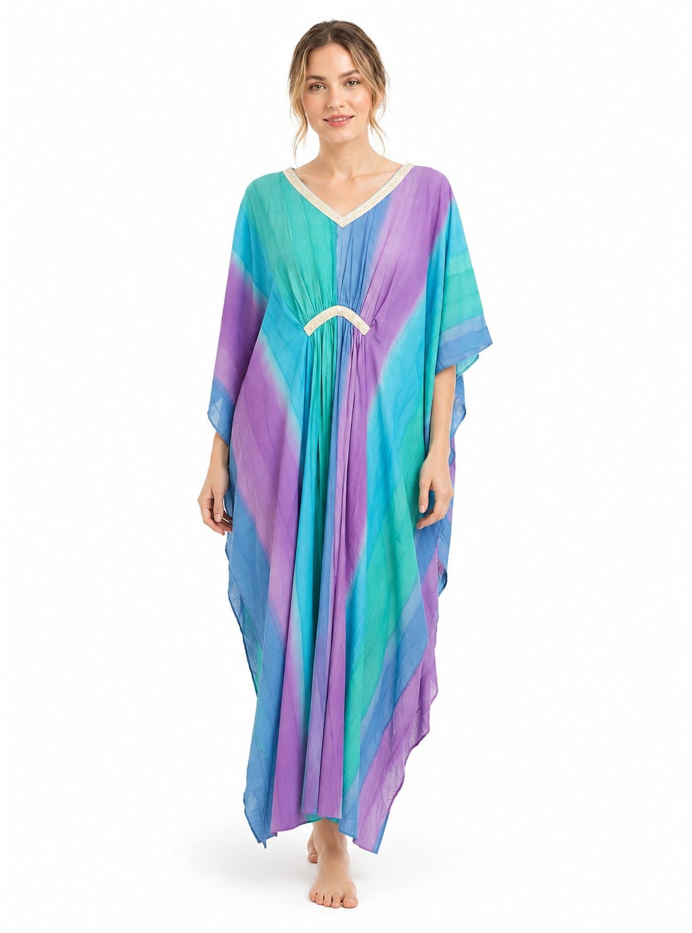 En luftig helang kaftan med fargerike akvarellstriper, brodert V-hals og imperium-midjedetalj.