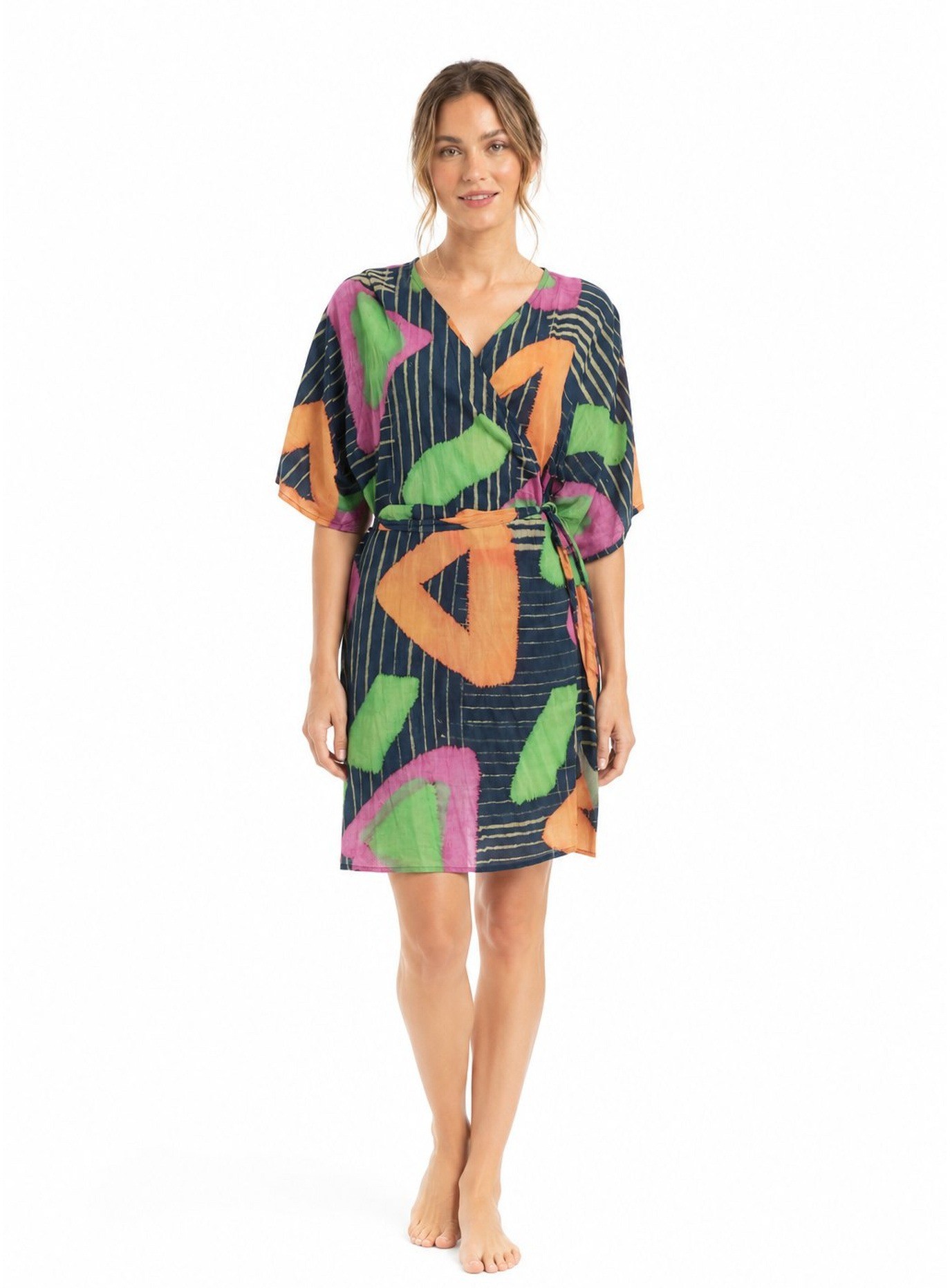 En livlig kort kaftan med fargerike, abstrakte geometriske trykk, en flatterende V-hals og knyting i midjen.