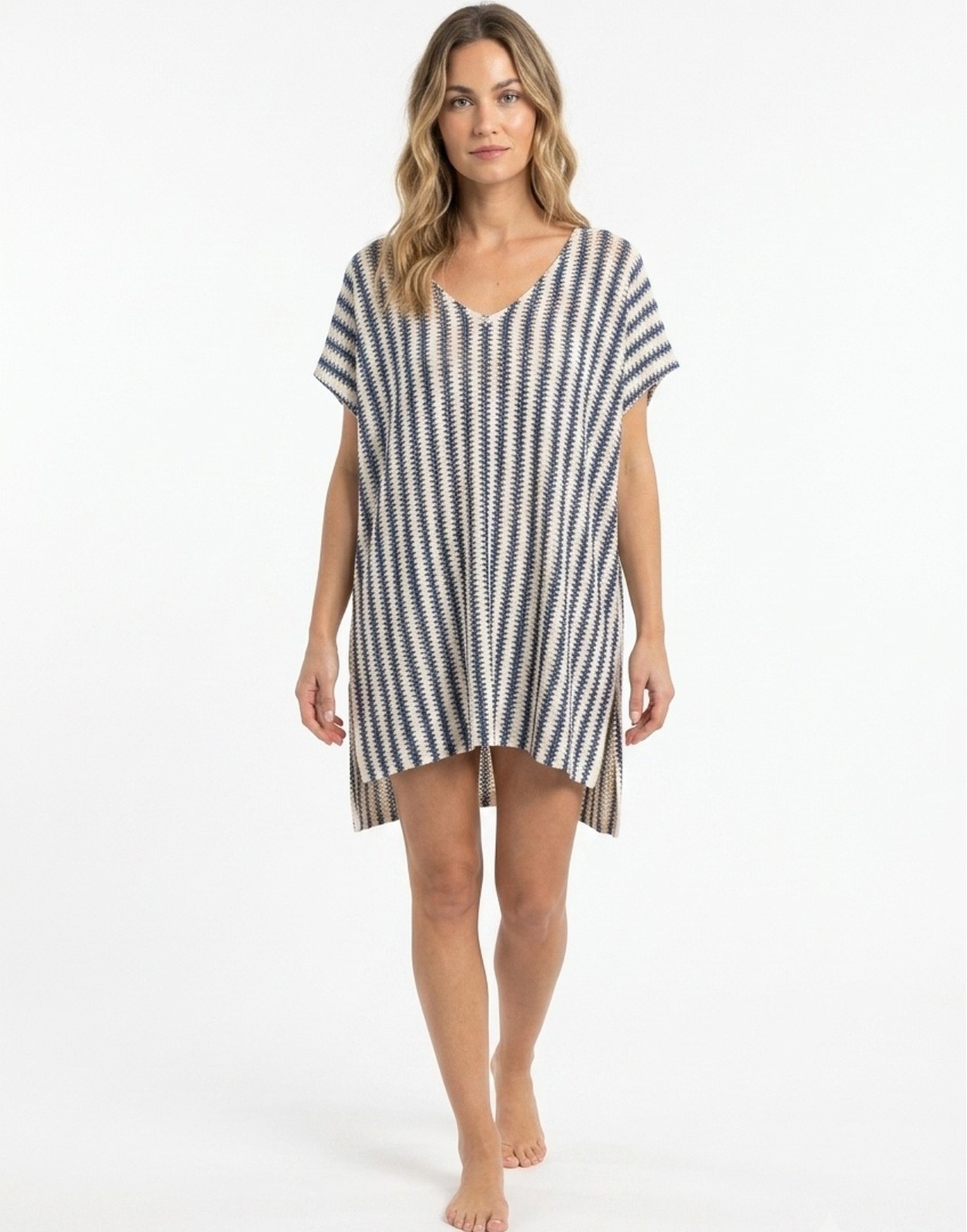 Avslappet kort kaftan med V-hals, loddrette sildetakstriper og slisser i sidene.