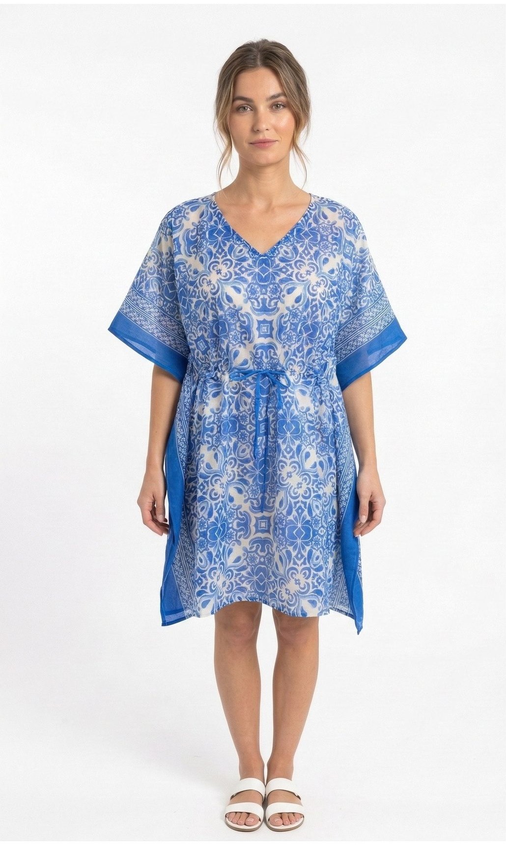 Livlig blå og hvit kort kaftan med intrikat flisetrykk, V-hals, og justerbar snøring i midjen.