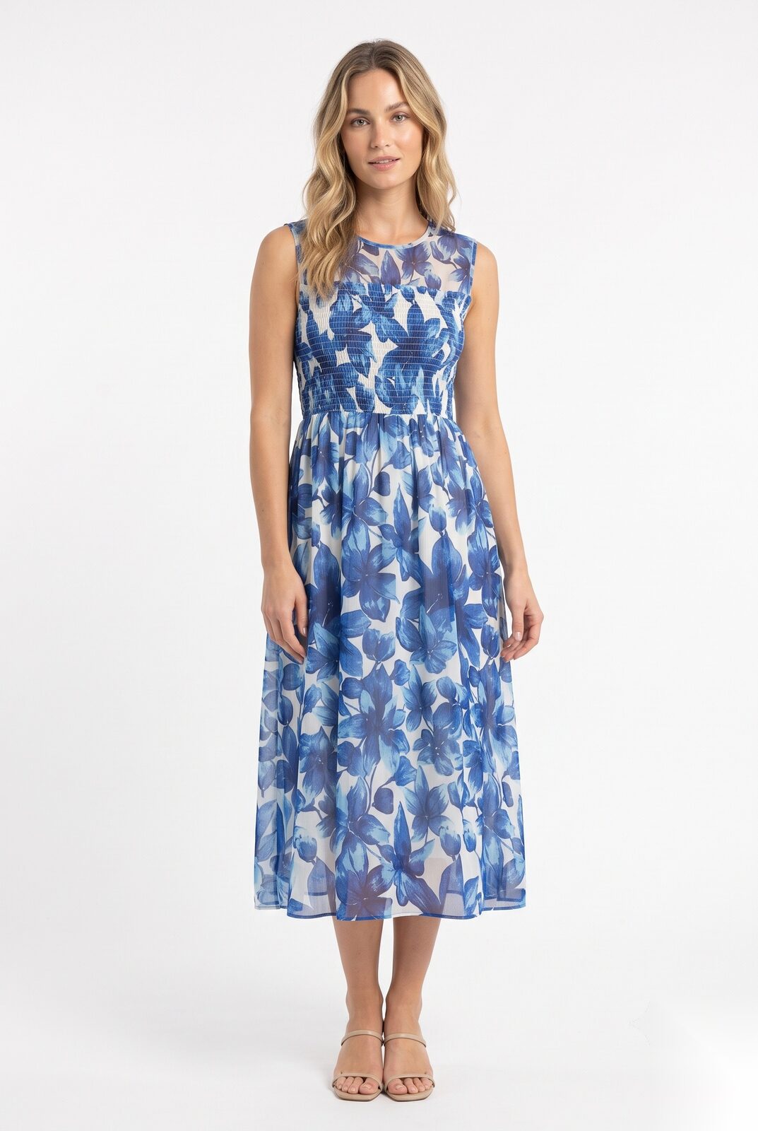 Midikjole med rysjebryst i chiffon i et tett, akvarell-lignende overlappende mønster med store fem-kronblads blomster og løvverk.