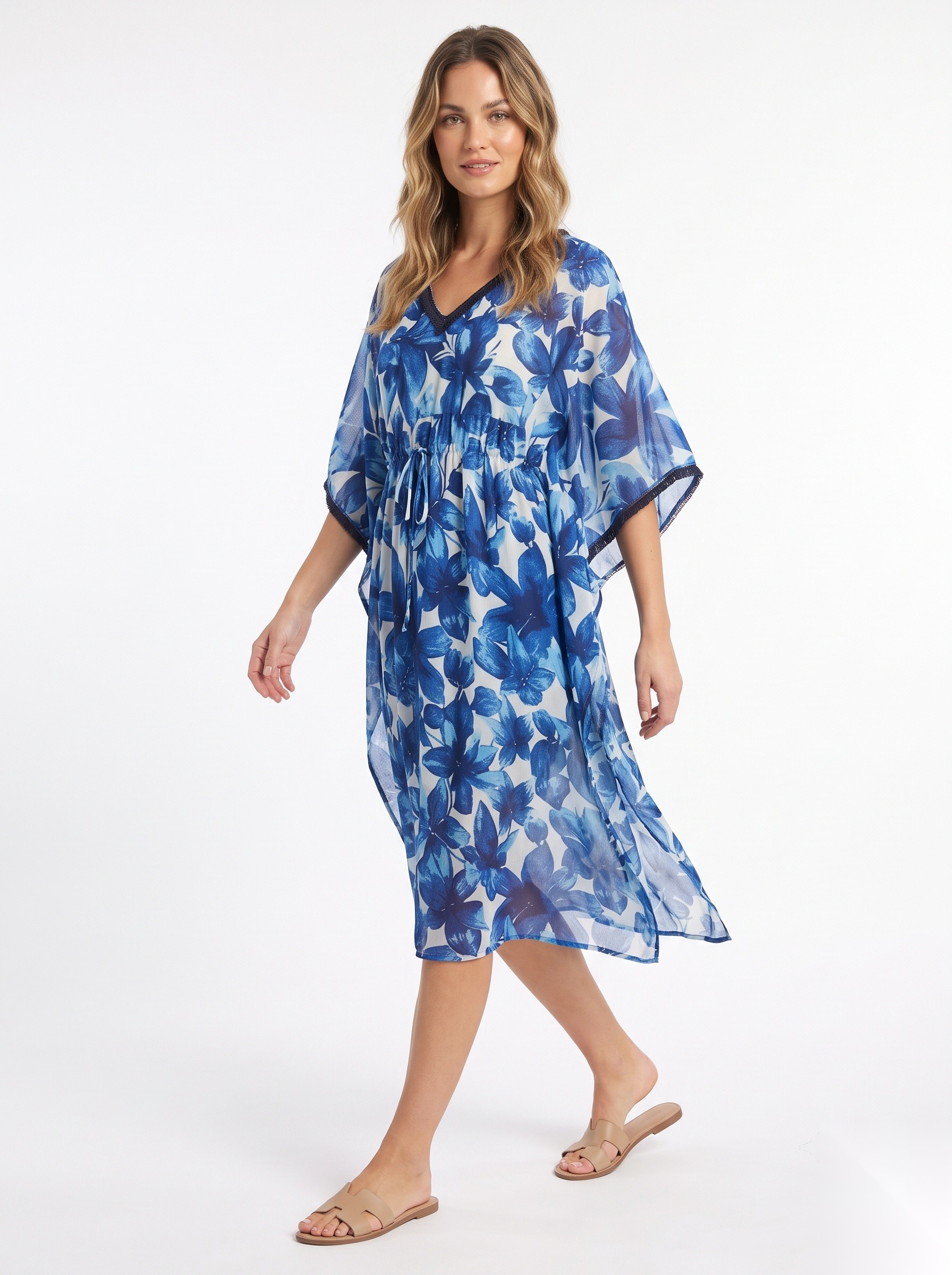 Knelang chiffonkaftan med snøring i midjen i et tett akvarellinspirert trykk med overlappende store fembladede blomster og bladverk.