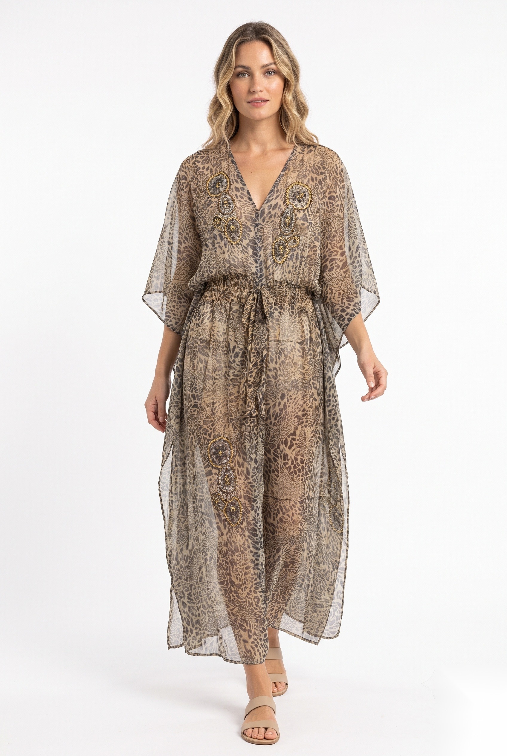 Lang kaftan i sjifong med V-hals og vide ermer i et tett, intrikat paisley- og medaljong-rullverkstrykk.
