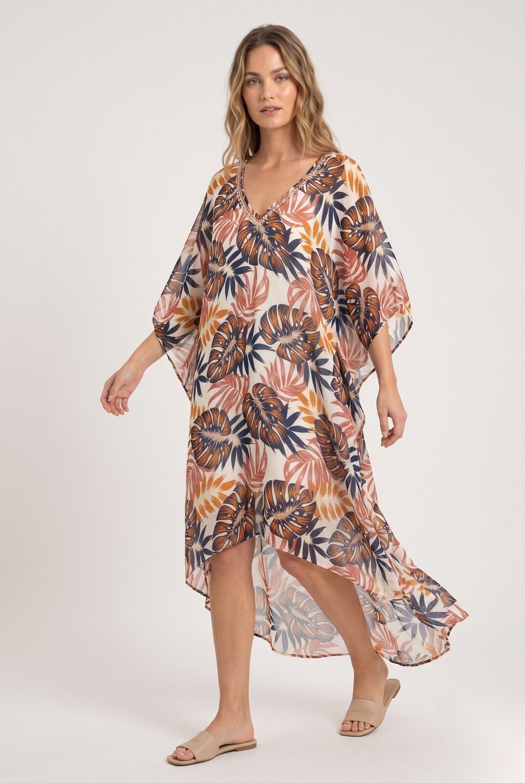 Asymmetrisk sjifongkaftan (hi-low) i et tropisk trykk med overlappende monsterablader og viftepalmeblader.