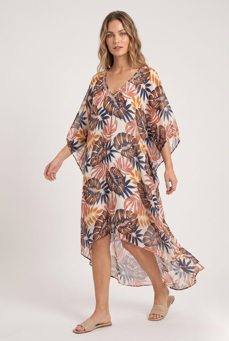 Asymmetrisk sjifongkaftan (hi-low) i et tropisk trykk med overlappende monsterablader og viftepalmeblader.