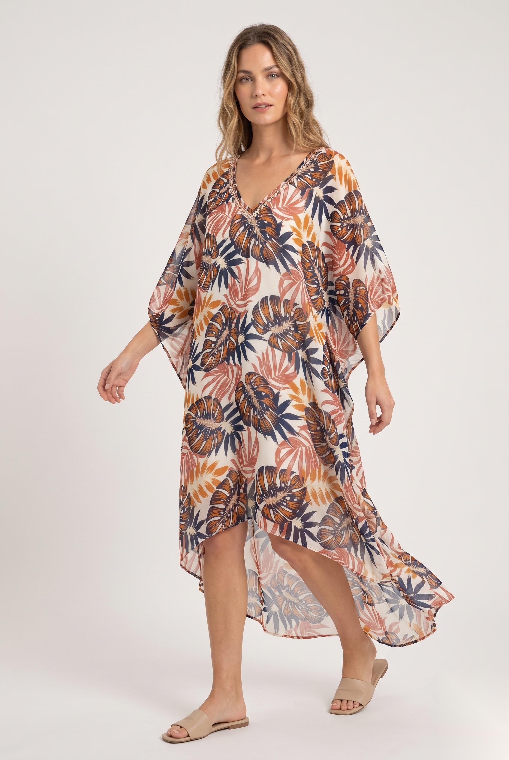 Asymmetrisk sjifongkaftan (hi-low) i et tropisk trykk med overlappende monsterablader og viftepalmeblader.