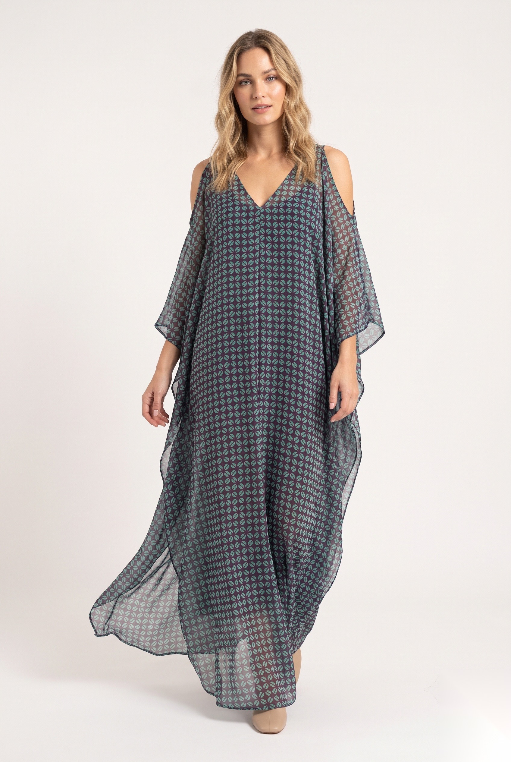 Maksikaftan i sjifong med åpne skuldre (cold-shoulder) i et tett, lite geometrisk sirkelgittertrykk.