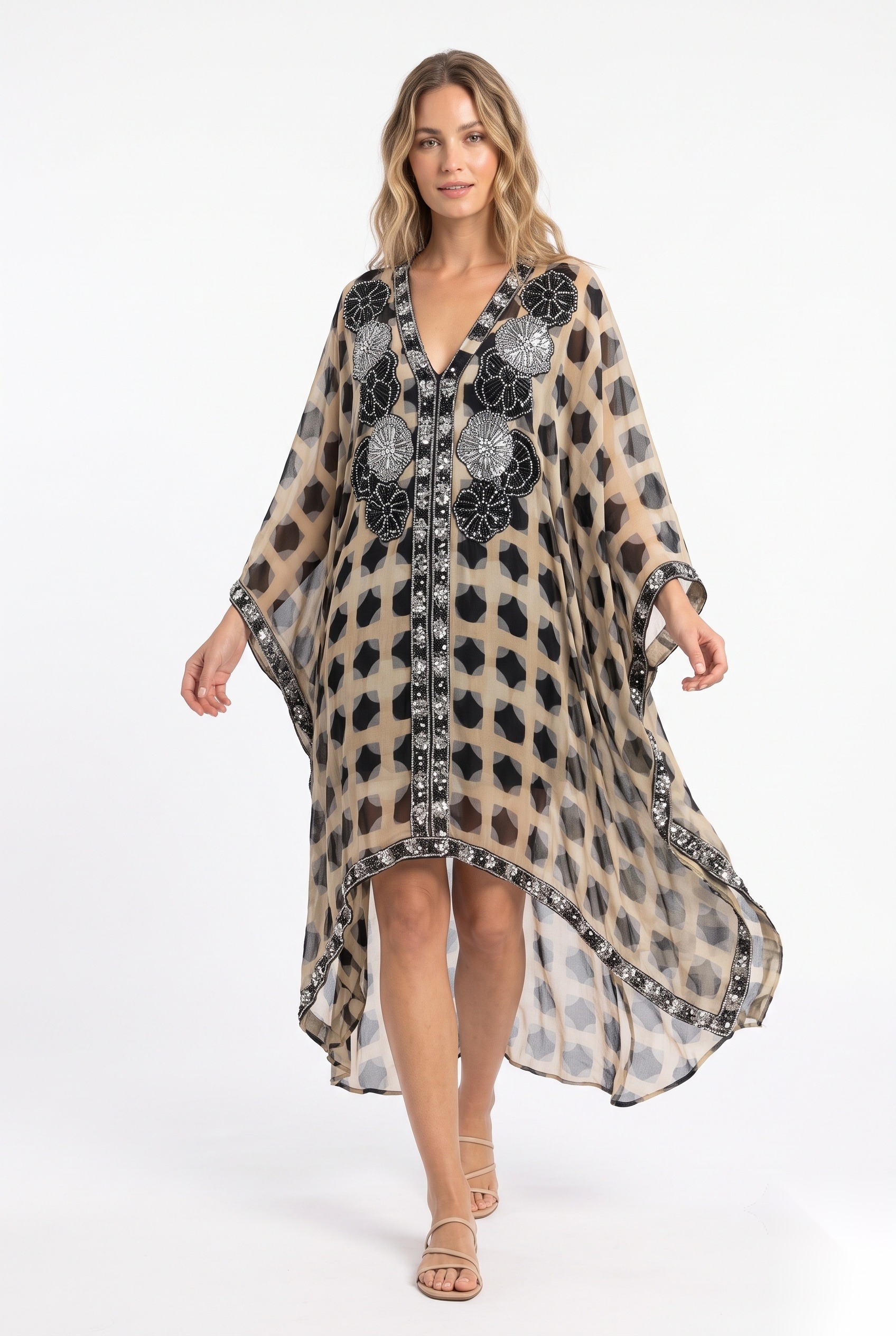 Asymmetrisk sjifongkaftan (hi-low) i et heldekkende, mellomstort geometrisk trykk av overlappende firkanter og sirkler.