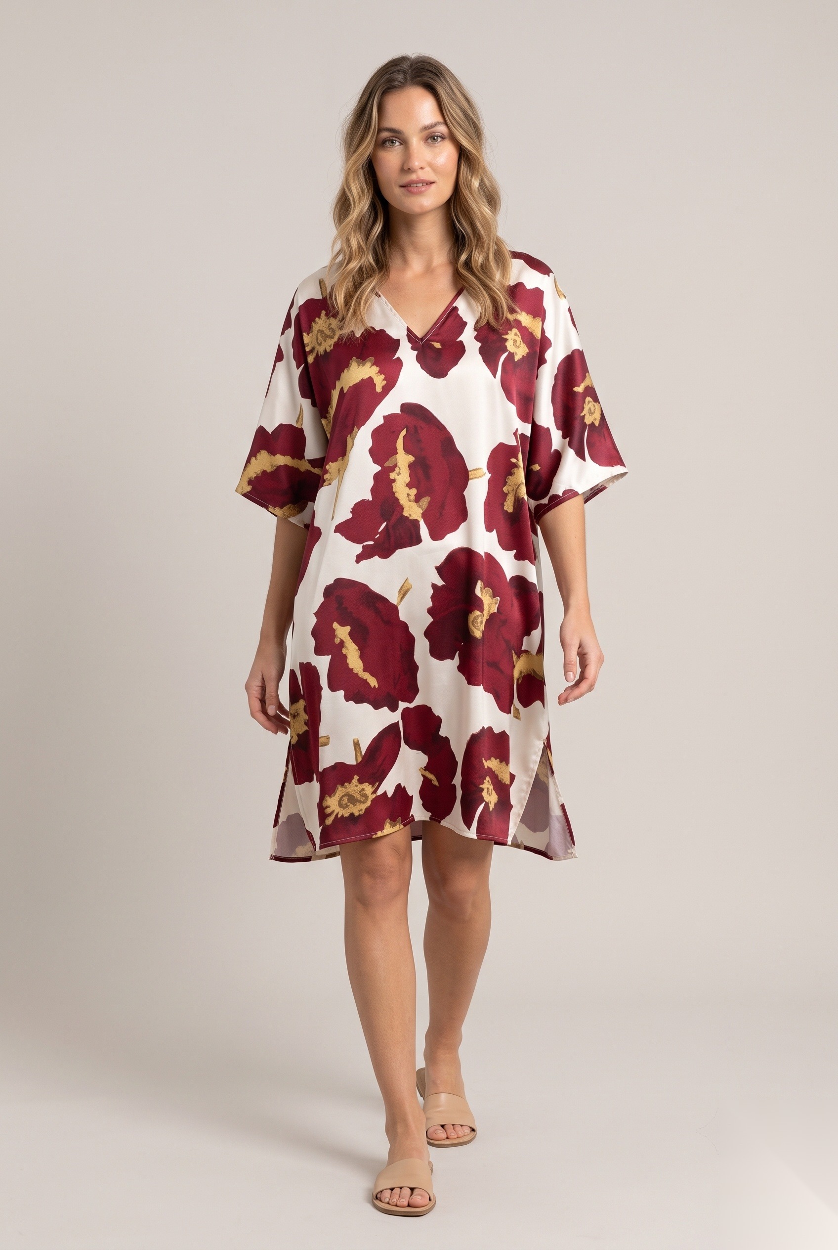 Kort strandkaftan i satin med sidoslitsar, med ett överdimensionerat tryck av djärva blomsterblommor med volangformade kronbladskanter.