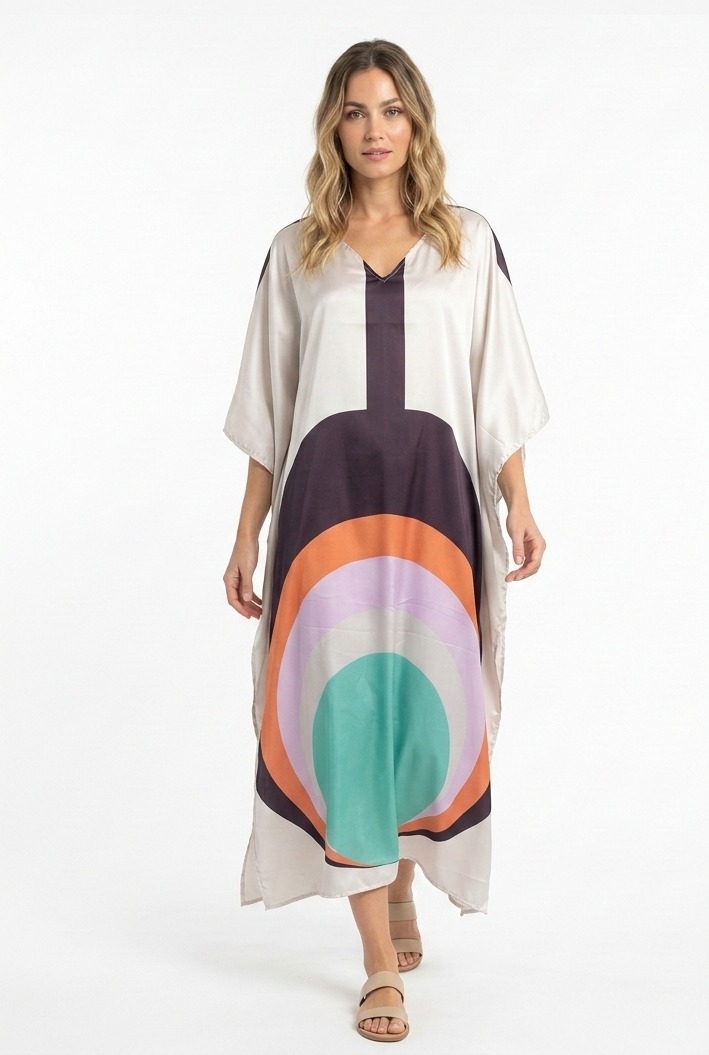 Modellfotografering av KK Fashion Exports-prøve SP2351K, en satengkaftan.