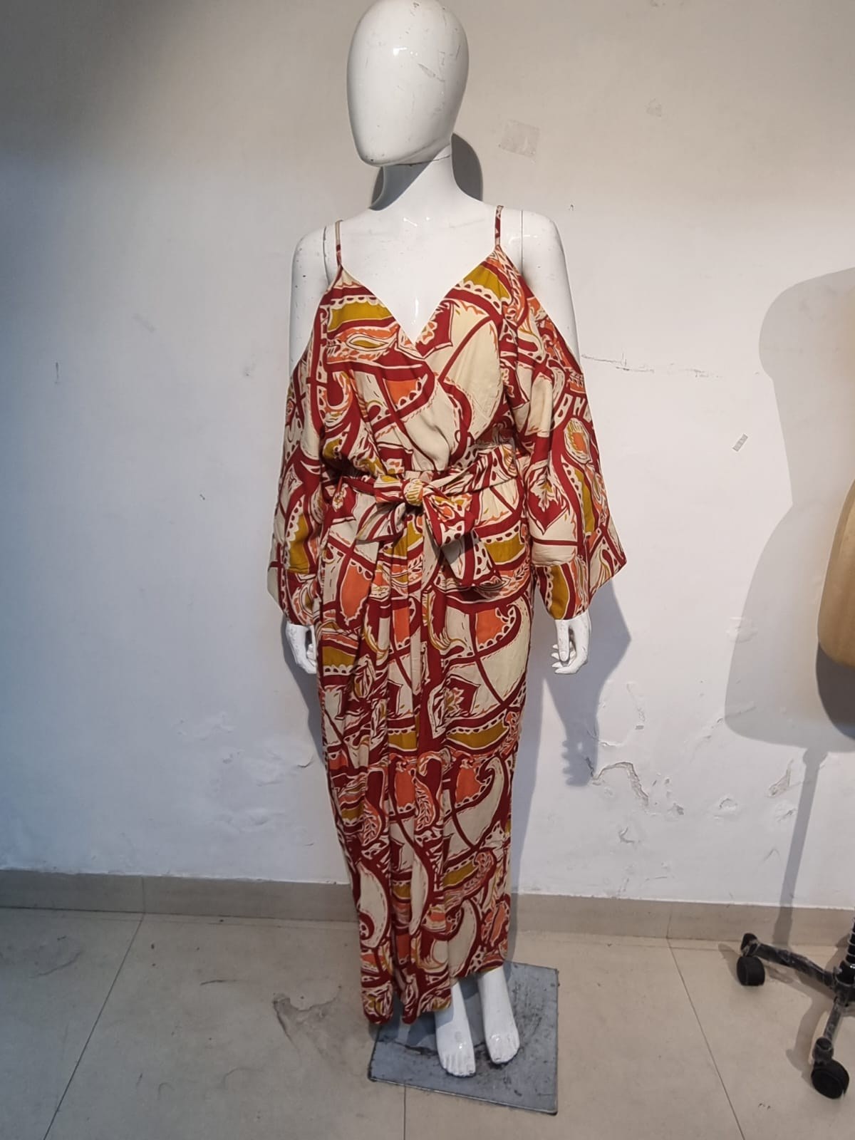 Jumpsuit med rustfarget blomstermønster og knyting i midjen
