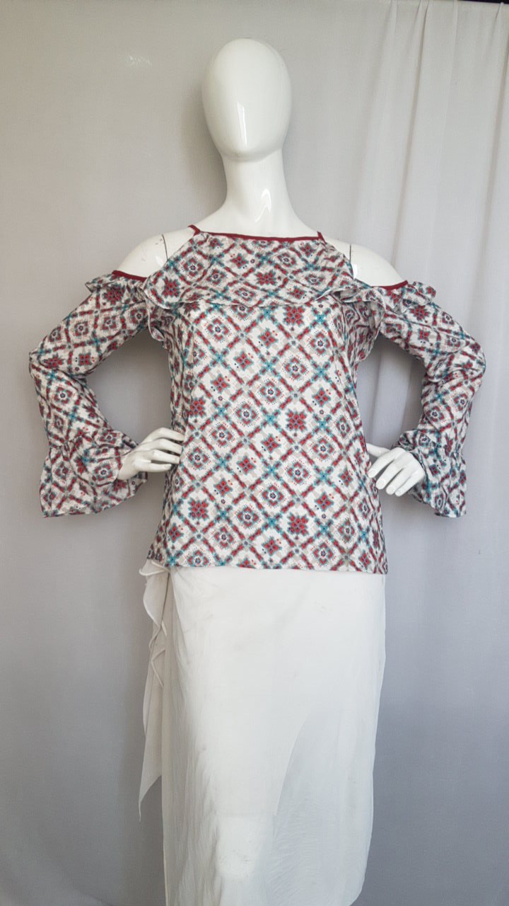 Mönstrad topp i polyester med off-shoulder på en docka
