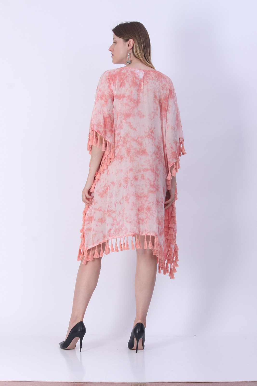 Coral tie-dye kaftan with a draped uneven hem, bakfra