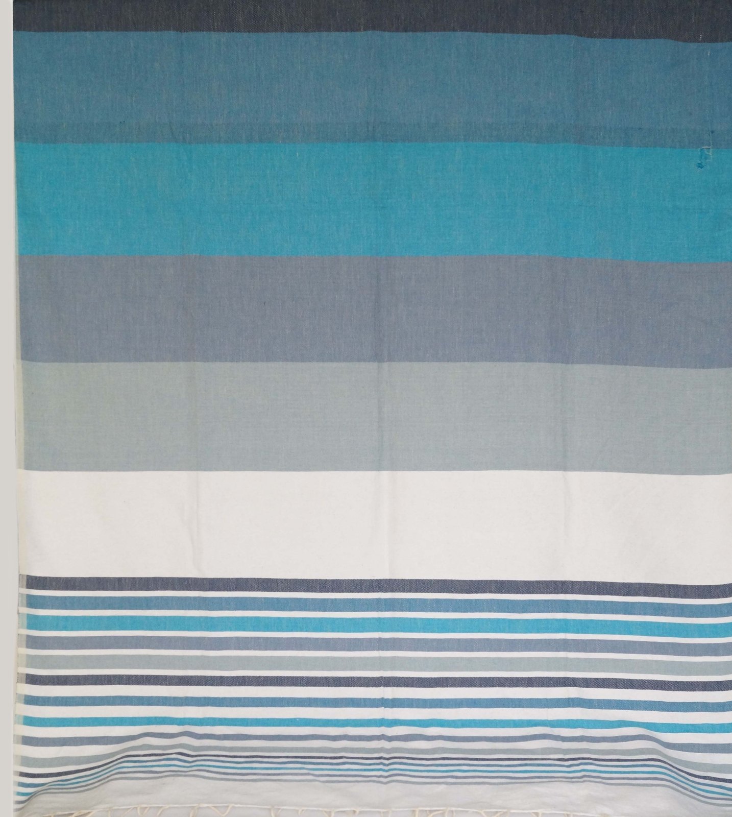 Baumwoll-Fouta-Strandtuch mit blauen und grauen Streifen und Fransen