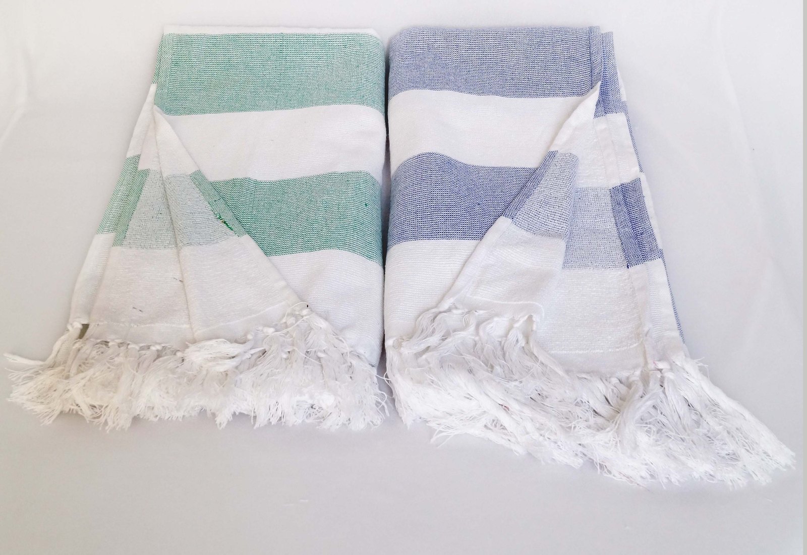 Zwei Hamam-Frottierhandtücher aus Baumwolle mit grünen und blauen Streifen