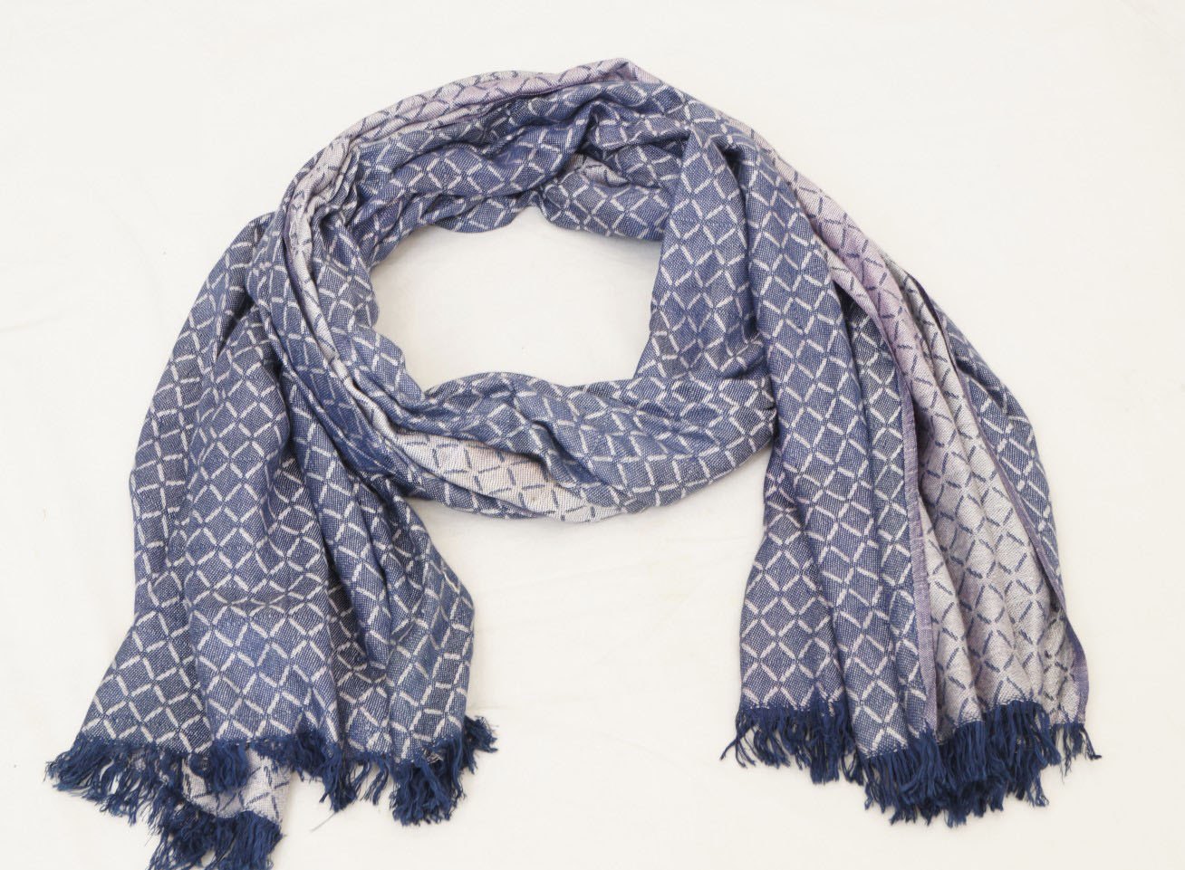 Blue and white viscose jacquard shawl with geometric lattice and tassels